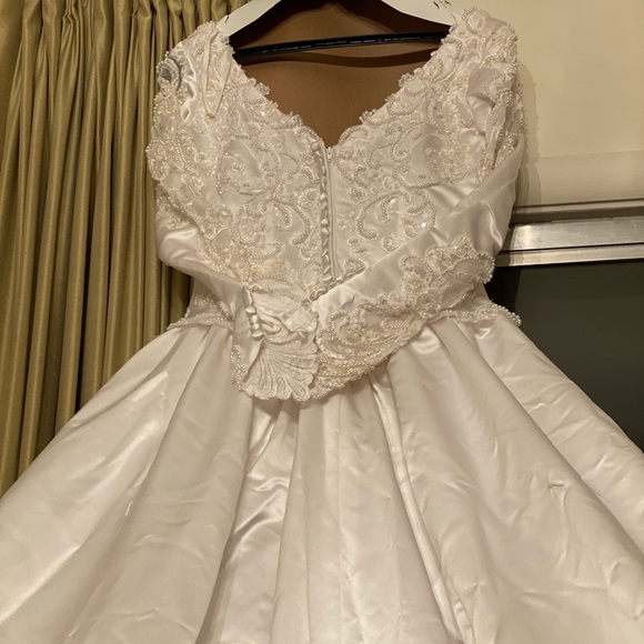 Pearl Embellished Gorgeous Wedding Gown & Veil - Picture 4 of 15